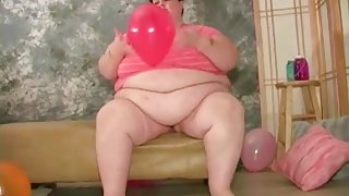 BBW Plays with Ballons