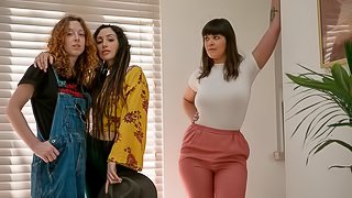 Two babes Stevie Green and Verde are having sex in the bedroom