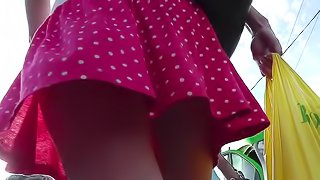 Amateur babe with hot ass gets an upskirt