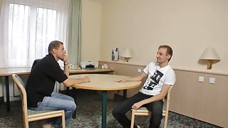 Junge  dauerfeuchte Nutte von 2 Freiern bedient.