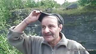 Sexy babe gives nice blowjob