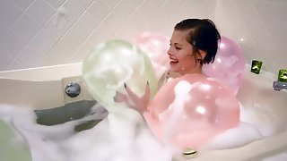 Bath with balloon, pop!