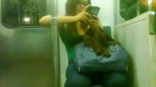 Gordita sabrosa y bonita en el metro